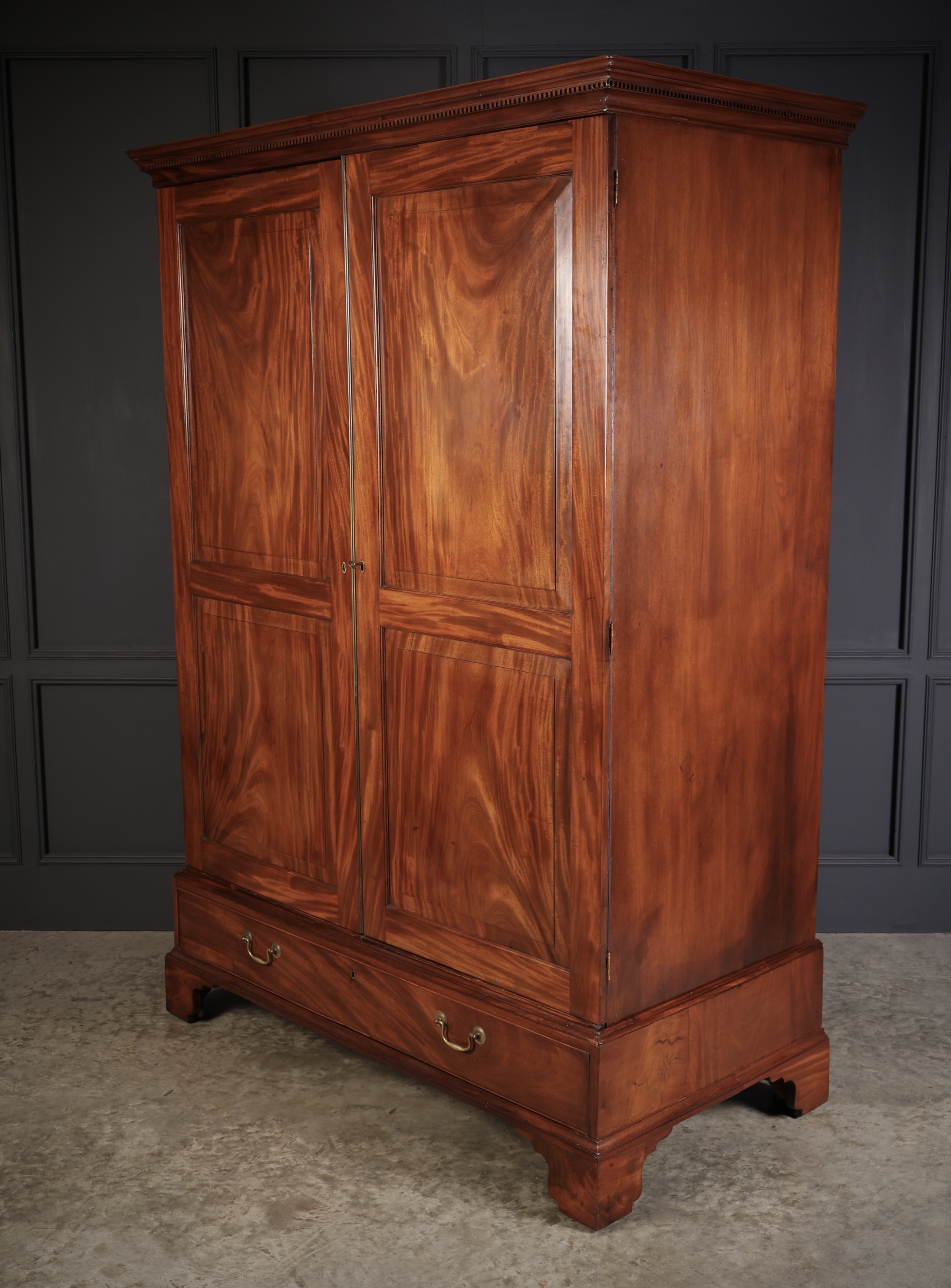 Large Georgian Mahogany Wardrobe antique wardrobes Antique Furniture 7